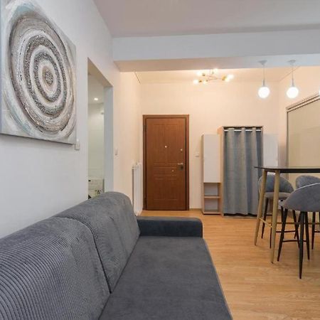Fully Renovated 1 Bedroom Condo Атина Екстериор снимка