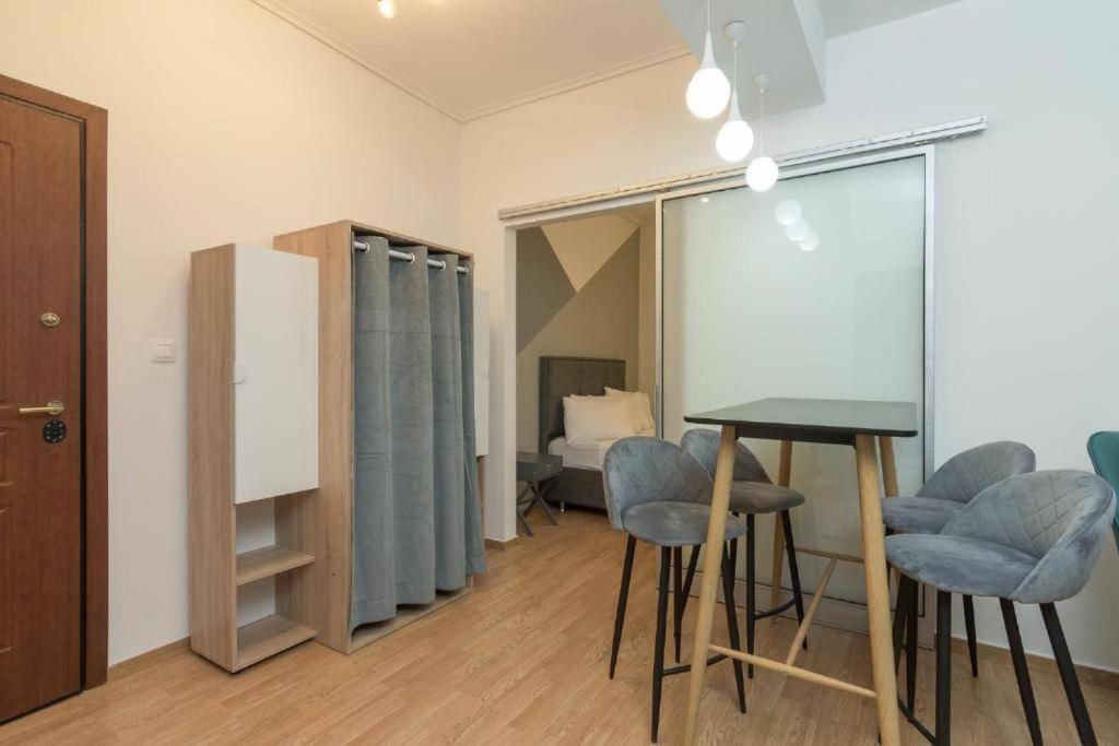 Fully Renovated 1 Bedroom Condo Атина Екстериор снимка