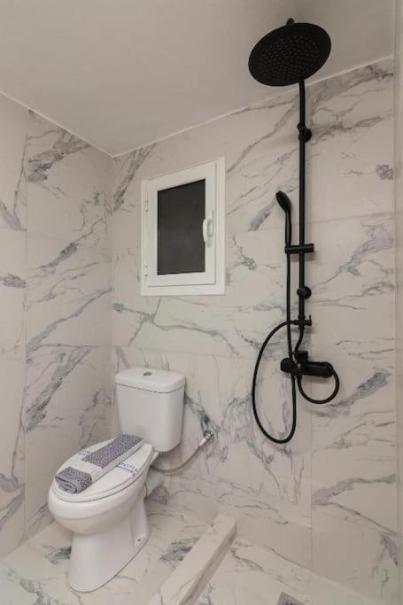 Fully Renovated 1 Bedroom Condo Атина Екстериор снимка