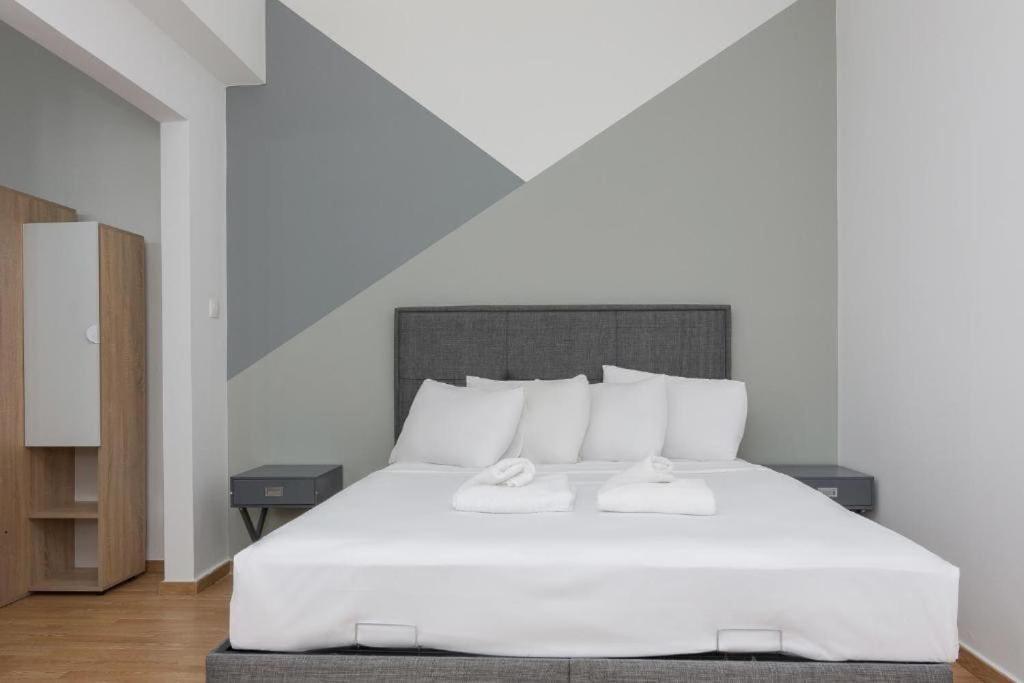 Fully Renovated 1 Bedroom Condo Атина Екстериор снимка