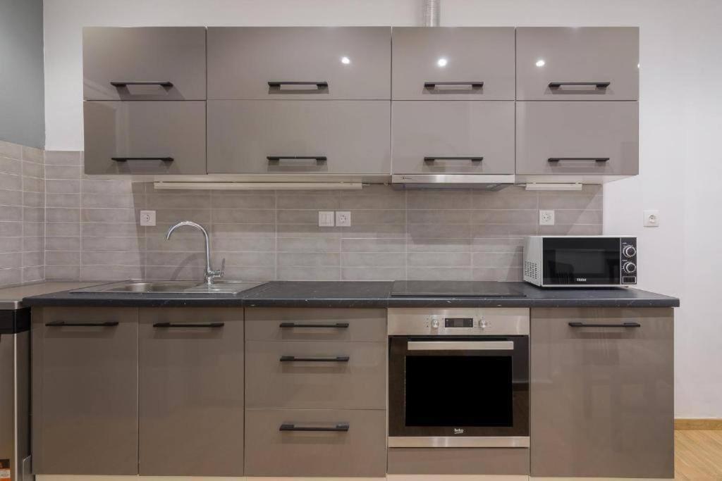Fully Renovated 1 Bedroom Condo Атина Екстериор снимка