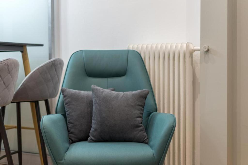 Fully Renovated 1 Bedroom Condo Атина Екстериор снимка